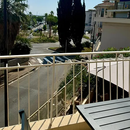 Face Au Port Apartment